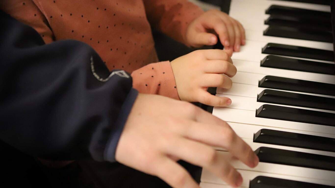 Piano ja kahdet kädet soittamassa