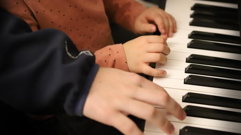 Piano ja kahdet kädet soittamassa